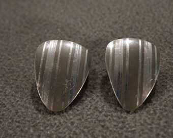 vintage pewter handmade clip-on hinged earrings with a triangular shape and vertical gray stripes in a variety of widths, 7/8 x 5/8 **M4
