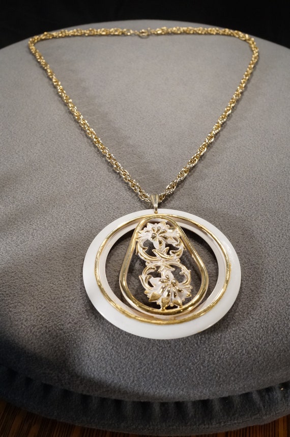 Vintage Art Deco Style Yellow Gold Tone Enameled White Large Pendant Dangle Round Necklace Jewelry K#23
