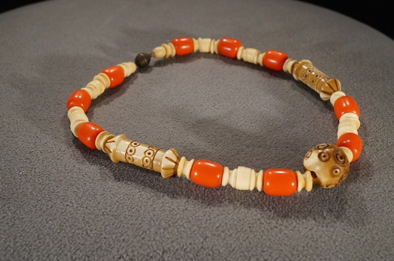 Vintage Art Deco Style Silver Tone Celluloid Beaded Etched Dimensional Necklace Jewelry K#8