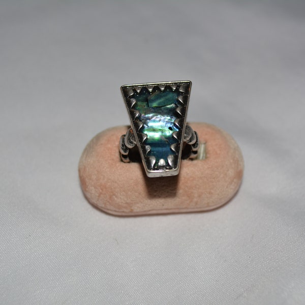 vintage silver-tone pewter-like statement ring with alternating heart band, large trapezoidal face with blue green abalone, size 7 **M10