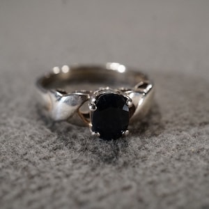 vintage sterling silver statement ring with large oval onyx set in a crisscross band, size 7  **M1