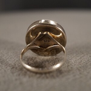 Vintage Band Ring Sterling Silver Raised Relief Dimensional Genuine Sea Shell Single Stone Setting Artist Classic Collectable, Size 8 image 4