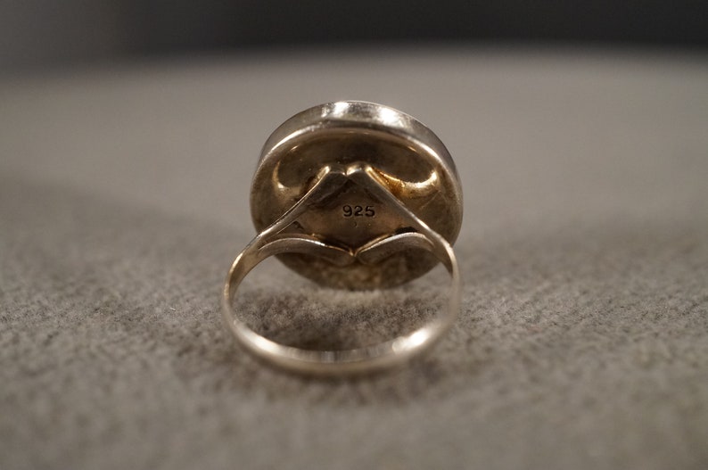 Vintage Band Ring Sterling Silver Raised Relief Dimensional Genuine Sea Shell Single Stone Setting Artist Classic Collectable, Size 8 image 4
