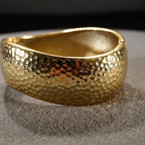 Vintage Art Deco Style Yellow Gold Tone Round Hinged Bangle Bracelet Jewelry    K#48