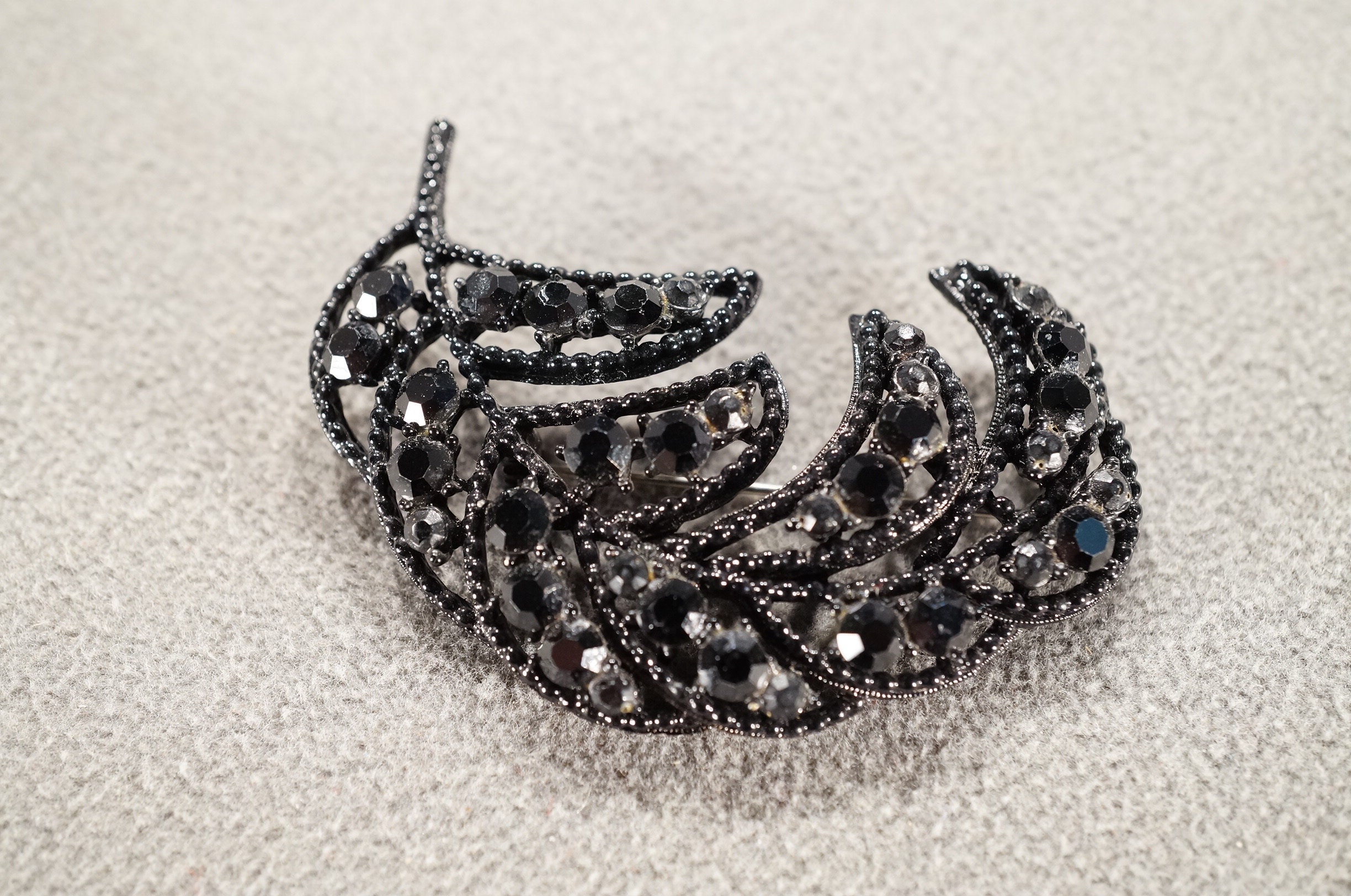 Weiss Jet Brooch - Etsy