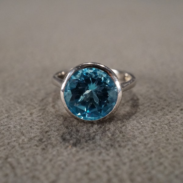 Vintage Wedding Band Stacker Design Ring Sterling Silver Round Bezel Set London Blue Topaz Classic Single Stone Setting Collectable, Size 9