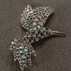 Antique Vintage Silver Tone Pin Brooch Multi Round Aurora Borealis Emerald Green Glass Rhinestones Dimensional Hummingbird Setting #2686  FL
