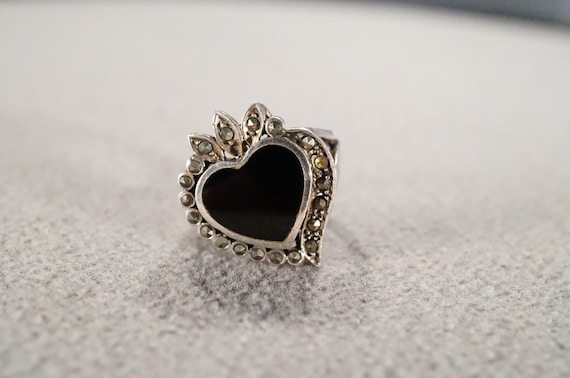 Vintage Sterling Silver Band Ring Multi Round Heart Black Onyx Marcasite Halo Heart Design Setting Art Deco Style Classic Collectable Size 6