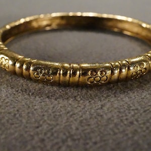 Vintage Art Deco Style Yellow Gold Tone Etched Scrolled Bangle Bracelet Stackable Jewelry    K#53