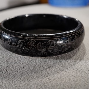 Vintage Art Deco Style Genuine Wood Round Floral Design Etched Scrolled Bangle Bracelet Jewelry   K#7