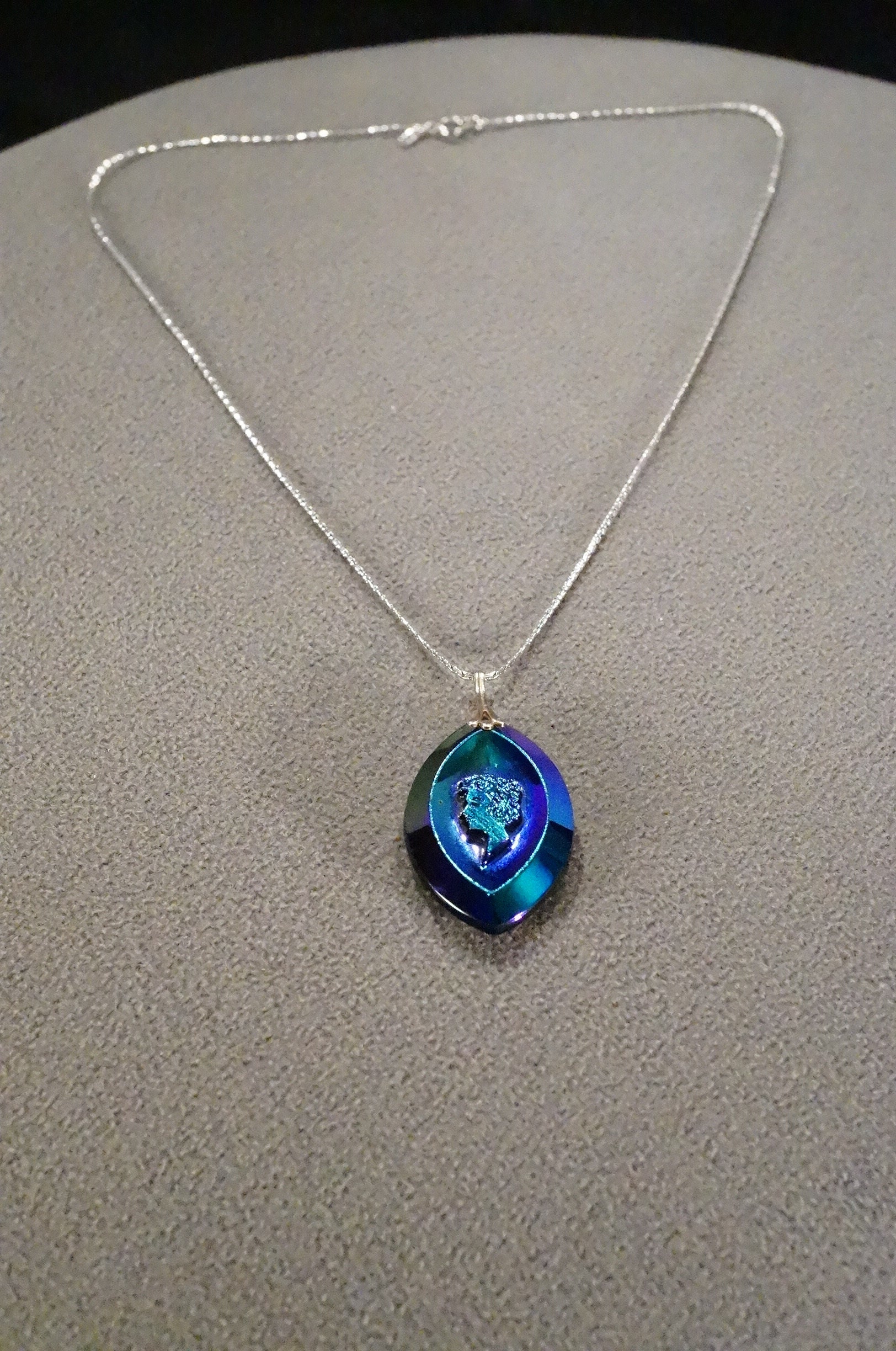 ◇英国アンティークArtdecoLloyd's Antiques Vintage Art Deco Style Silver Tone Blue Pendant Dangle Figural
