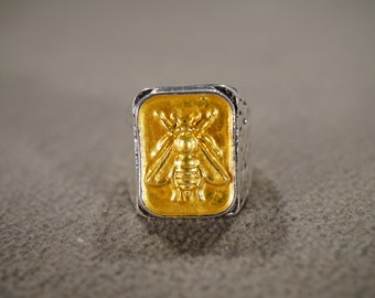Vintage Band Ring Silver Yellow Gold Tone Rectangle Setting Raised Relief Etched Detailed Bug Bee Design Artist Art Deco Style, Size 7n