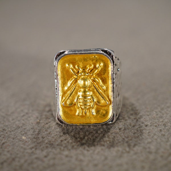 Vintage Band Ring Silver Yellow Gold Tone Rectangle Setting Raised Relief Etched Detailed Bug Bee Design Artist Art Deco Style, Size 7n