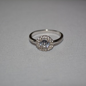 vintage sterling silver statement solitaire ring with large round white topaz stone encircled with a ring of smaller white topaz, size 8**M3