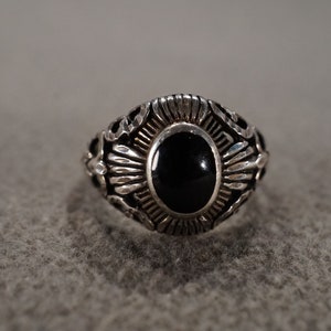 vintage sterling silver statement ring with beautiful large decorative face set with a large smooth oval black onyx stone, size 5 1/2 **M1
