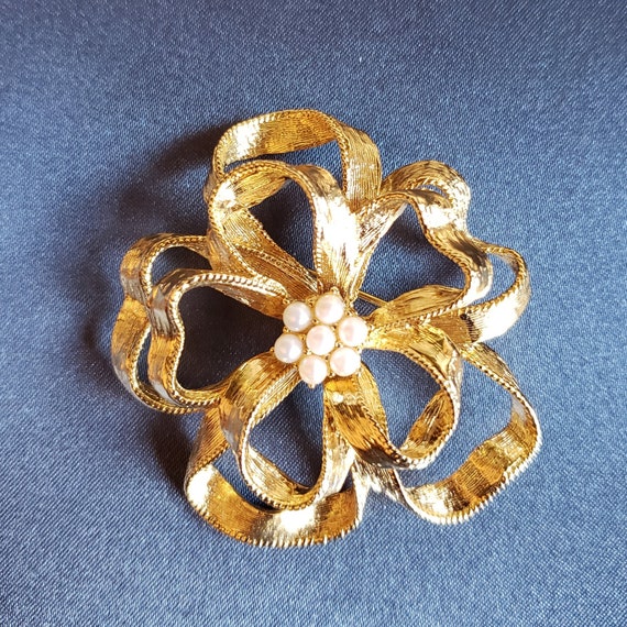 Flower Gold Tone Brooch - image 1