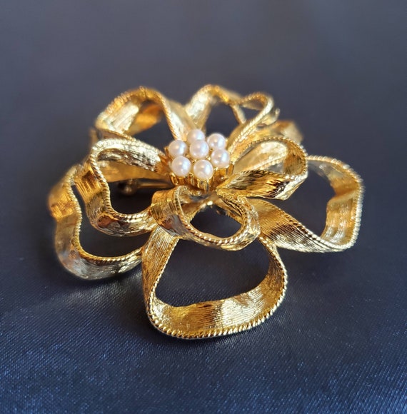 Flower Gold Tone Brooch - image 5