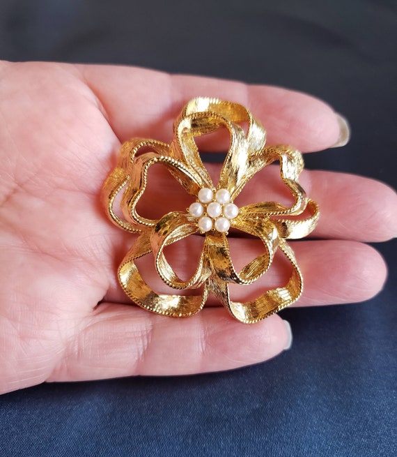 Flower Gold Tone Brooch - image 4