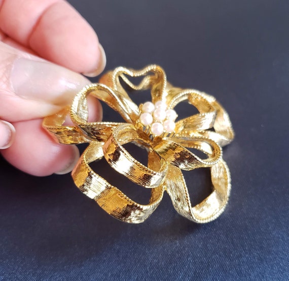 Flower Gold Tone Brooch - image 2