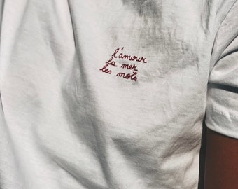 T-shirt brodé à la main "l'amour la mer les mots"