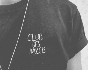 T-shirt en coton BIO brodé àa la main "club des indécis"