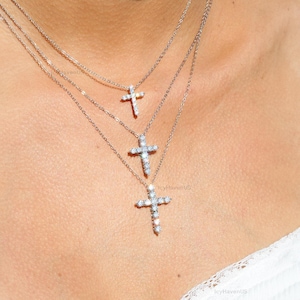 Collar con colgante de cruz de moissanita pequeña para mujer, chapado en oro blanco de 18 quilates, en plata de ley 925 maciza, con caja de regalo rosa.