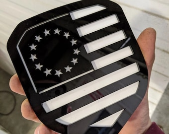 Insignia de la bandera estadounidense de Betsy Ross: compatible con la parrilla Dodge® Ram® 2013-2018 -1500, 2500, 3500 - Negro brillante sobre blanco