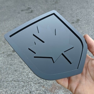 Distintivo di ricambio per portellone posteriore a forma di foglia d&#39;acero - Adatto per portellone posteriore Dodge® Ram® 2009-2018 - 1500, 2500, 3500 - Nero lucido su nero lucido