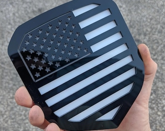 Insignia de la bandera estadounidense - Compatible con Dodge® Ram® Grille 2013-2018 (1500, 2500, 3500) - Negro brillante sobre blanco