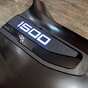 1500 LEDフェンダーバッジセット - 2019-2022 GMC® Sierra® 1500に適合