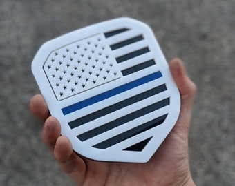 Insignia de la bandera estadounidense: se adapta a la parrilla Dodge® Ram® 2013-2018: blanco sobre negro con una línea azul fina