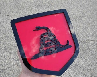 Insignia de serpiente "No me pises" - Compatible con Dodge® Ram® 2009-2018 - 1500, 2500, 3500 - Negro brillante sobre rojo