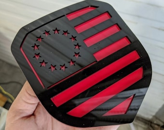 Insignia de la bandera estadounidense de Betsy Ross: compatible con la parrilla Dodge® Ram® 2013-2018 -1500, 2500, 3500 - Negro brillante sobre rojo