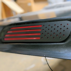 Distintivi per cofano con bandiera americana - compatibili con Ram 2500/3500® 2019-2023 - nero opaco su rosso