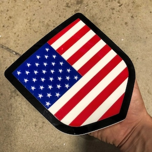 Distintivo bandiera americana a colori IKONIC - Adatto per portellone posteriore Dodge® Ram® 2009-2018 -1500, 2500, 3500