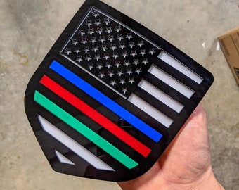 Insignia de la bandera estadounidense - Compatible con Dodge® Ram® Tailgate (modelos 2009-2018, 1500, 2500 y 3500) - Negro brillante sobre blanco con líneas finas azules, rojas y verdes
