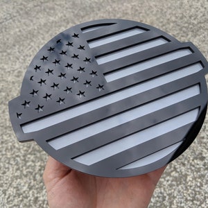 Amerikanische Flaggen-Abzeichen - Passend für 2016-2024 issan® titan® Gitter - glänzend schwarz auf grau
