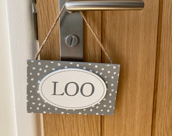 Cartello "Loo" (appendiabiti) carino - Bianco e grigio