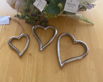 Adorno de corazón de metal plateado con colgador de yute (12 cm, 10 cm, 8 cm)