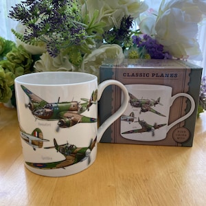 Taza de porcelana fina con aviones clásicos. Regalo para entusiastas de la aviación. Temática de aviones históricos.
