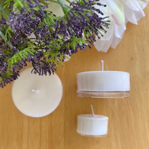Peut inclure: Plusieurs bougies chauffe-plat blanches avec m&egrave;ches, dispos&eacute;es sur une surface en bois. Les bougies sont accompagn&eacute;es de lavande artificielle et de fleurs blanches, cr&eacute;ant une esth&eacute;tique calme et naturelle.