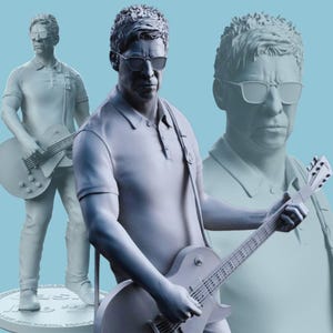 Puede incluir: Una figura gris de un hombre con gafas de sol y un polo, sosteniendo una guitarra. La figura tiene una correa de guitarra sobre el hombro. El fondo es de color azul claro.