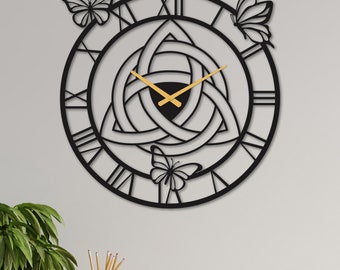 Horloge murale en métal Triquetra avec papillons, art mural Vikings, art mural nordique découpé au laser, décoration d'intérieur Trinity, art mural papillon