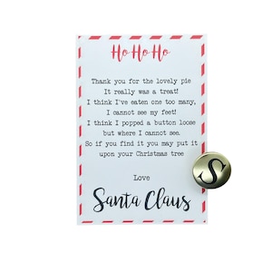 Op de afbeelding: Een kerstkaart met een rood-witte rand, met de tekst "Ho Ho Ho" en een gedicht ondertekend door "Santa Claus". Een goudkleurige knoop met de letter "S" is aan de kaart bevestigd.