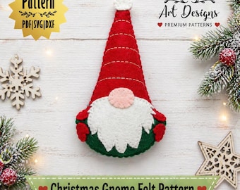 Op de afbeelding: Een handgemaakte kerstkabouterornament gemaakt van rood, wit, groen en roze vilt. De kabouter heeft een lange rode hoed, een witte baard en een roze neus. De afbeelding bevat de tekst "Christmas Gnome Felt Pattern" en "PDF | SVG | DXF".