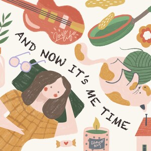 Peut inclure: Une illustration color&eacute;e avec le texte "AND NOW IT'S ME TIME" en noir. L'illustration repr&eacute;sente une femme allong&eacute;e, un chat jouant avec de la laine, une guitare, une bougie, une maison, un bocal avec le texte "Good Vibe", et d'autres &eacute;l&eacute;ments d&eacute;coratifs.