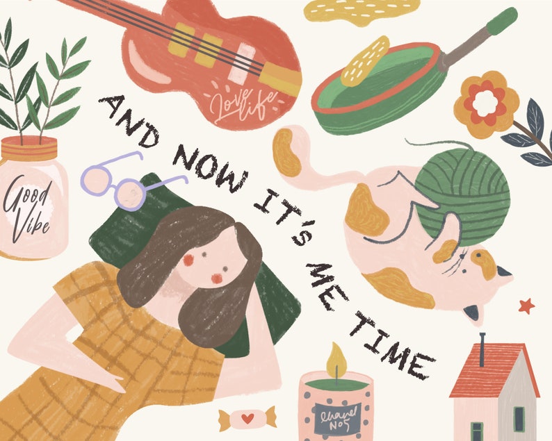 Peut inclure: Une illustration color&eacute;e avec le texte "AND NOW IT'S ME TIME" en noir. L'illustration repr&eacute;sente une femme allong&eacute;e, un chat jouant avec de la laine, une guitare, une bougie, une maison, un bocal avec le texte "Good Vibe", et d'autres &eacute;l&eacute;ments d&eacute;coratifs.