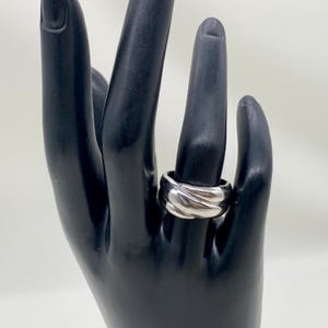 14K White Gold Swirl Band Ring by Milor