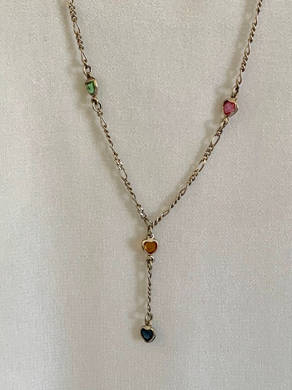 カラフルな合成石のアクセントが付いたスターリングシルバーの カラフルな合成石のアクセントが付いたスターリングシルバーの