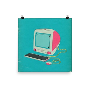 Könnte beinhalten: Eine Vintage-Illustration eines weißen und rosafarbenen Desktop-Computers mit einem blauen Bildschirm, einer schwarzen Tastatur und einer gelben und weißen Maus auf türkisfarbenem Hintergrund.